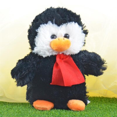 Pinguin aus Plüsch mit angedeutetem Schal