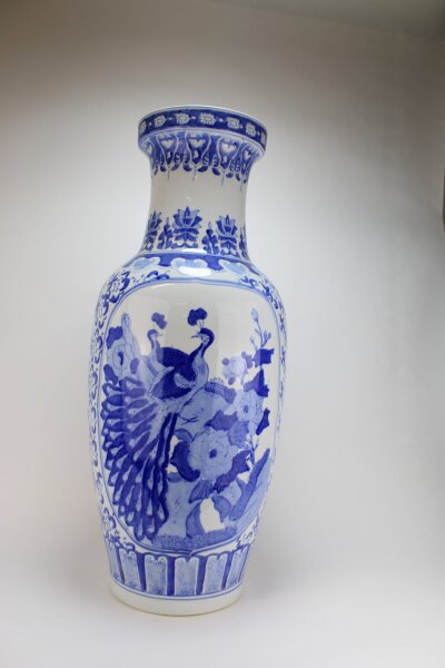 Große Vase mit blau weißem Blumemuster, 76 cm